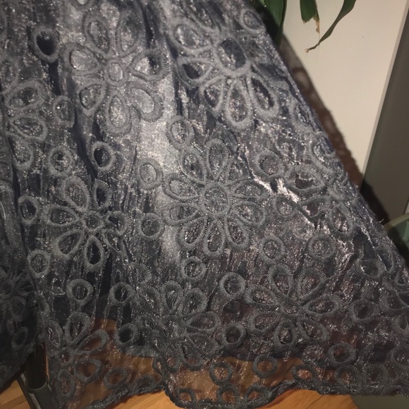 Beautiful detailed party dress - Picture 3 of 5